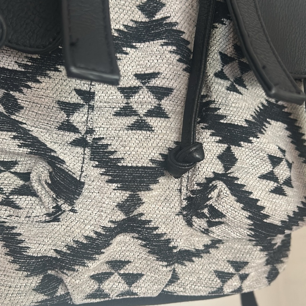 ▪️Geometric Pattern Backpack - Picture 3 of 7